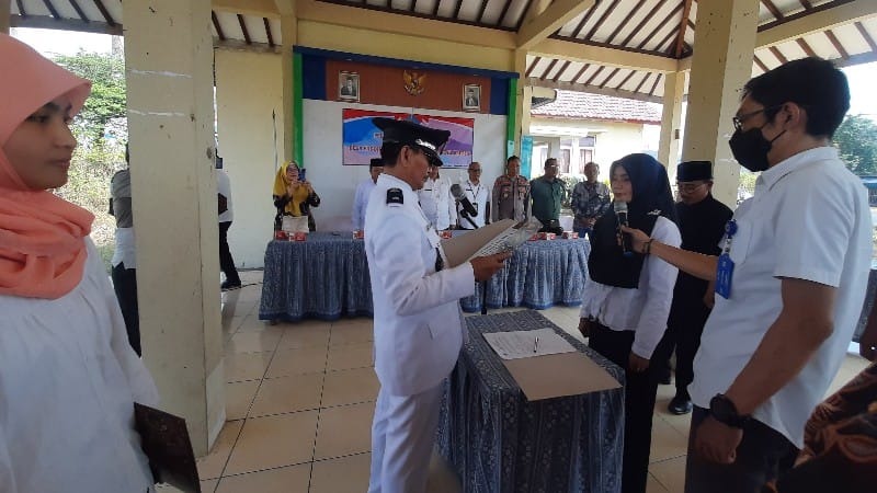 Pelantikan Tri Lihawati menjadi perangkat desa Pagojengan, Kecamatan Paguyangan, Brebes dalam jabatan Kepala Dusun (Kadus) II. Foto: Yudhi Prasetyo/Portal Pantura.