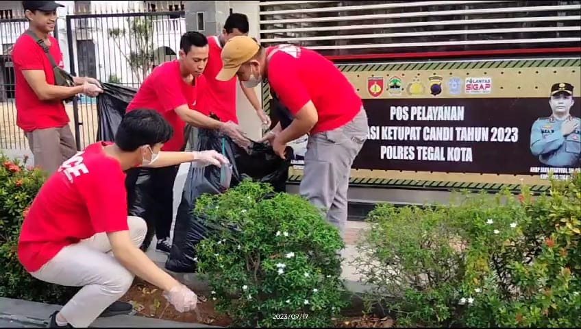 Karyawan ACE Tegal membersihkan kawasan alun-alun Kota Tegal, Minggu (17/9/2023) pagi. Program ini merupakan bagian dari ACE untuk Indonesia Bersih dalam rangka memperingati World Clean-up Day 2023.