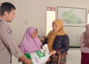 Kepala Desa Taraban Umi Farida menyerahkan secara simbolis bansos beras kepada salah satu warga desanya. Foto: Yasir Andi/Portal Pantura.