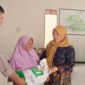 Kepala Desa Taraban Umi Farida menyerahkan secara simbolis bansos beras kepada salah satu warga desanya. Foto: Yasir Andi/Portal Pantura.