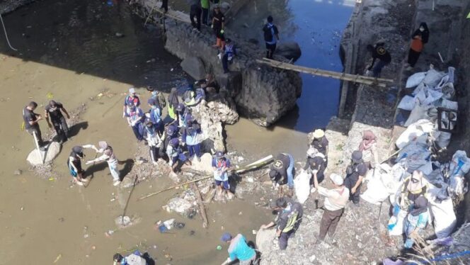 
					VIDEO Ratusan Relawan Bersih-bersih Sungai Erang Bumiayu