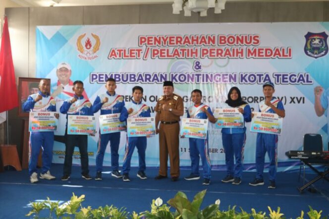 
					Bonus jutaan rupiah diberikan kepada atlet dan pelatih berprestasi di Porprov Jateng 2023 oleh Walikota Tegal H Dedy Yon Supriyono. Foto:dok. Humas Kota Tegal.