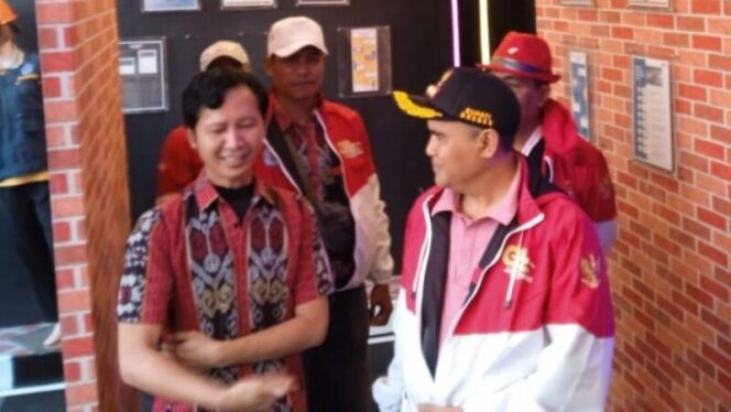 
					Kepala Unit Pelaksana Teknis (UPT) DPU Kabupaten Brebes wilayah Bumiayu, Andi Aziz Amin Amrulloh ST berbincang dengan Pj Bupati Brebes Urip Sihabudin SH di stand DPU Brebes di GBF 2023.