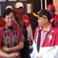 Kepala Unit Pelaksana Teknis (UPT) DPU Kabupaten Brebes wilayah Bumiayu, Andi Aziz Amin Amrulloh ST berbincang dengan Pj Bupati Brebes Urip Sihabudin SH di stand DPU Brebes di GBF 2023.