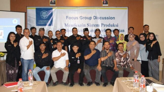 
					Peserta dan hadirin FGD foto bersama usai membahas domba sakub. Foto: dok. Humas Kabupaten Brebes.