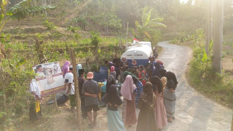 Banyak kendala yang dialami BPBD saat droping air bersih. Foto: Istimewa.