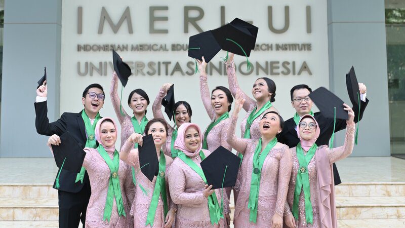 Mahasiswa jurusan Spesialis Gizi Klinik (SpGK) Fakultas Kedokteran Universitas Indonesia selebrasi usai diwisuda