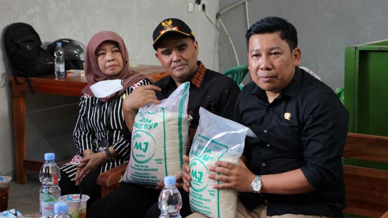 Kepala Bapanas/National Food Agency (NFA) Arief Prasetyo Adi didampingi Pj Bupati Brebes Urip Sihabudin kunjungi Penggilingan Padi Gapoktan Maju Jaya di Desa Kradenan, Kecamatan Kersana, Kabupaten Brebes. Foto: dok. Humas Pemkab. Brebes.