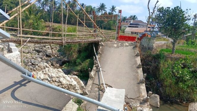 
					Kondisi jembatan Sungai Erang di Dukuh Cibangkang, Desa Ragatunjung, Kecamatan Paguyangan, Brebes belum juga diperbaiki. Foto: Yasir Andi/Portal Pantura.