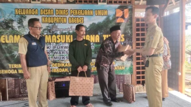 
					Kepala Unit Pelaksana Teknis (UPT) DPU Kabupaten Brebes Wilayah Bumiayu, Andi Aziz Amin Amrulloh ST apresiasi atas kinerja selama bertugas kepada pegawai yang purna tugas tersebut.. Foto: Yasir Andi/Portal Pantura.