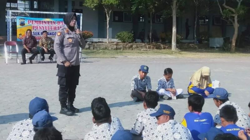 Polsek Ketanggungan, Brebes melaksanakan program Police Goes to School.