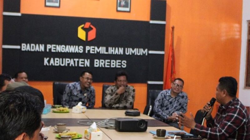 Bawaslu Brebes menggelar pertemuan dengan Bawaslu Brebes, Selasa (19/9/2023). Foto: dok. PWI Brebes.