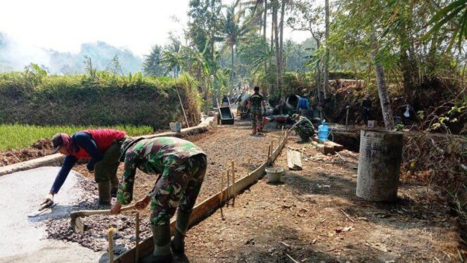 
					TMMD di Desa Kaliloka Bangun Jalan Antar Kecamatan