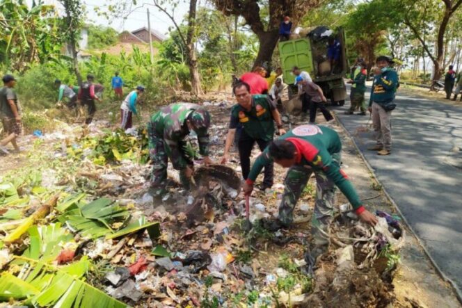 
					Aksi bersih-bersih sampah di saluran irigasi dan pinggir jalan Kersana - Tanjung Kabupaten Brebes, Selasa (31/10/2023).