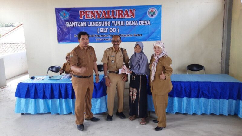 Penyaluran BLT DD tahap 2 2023 Desa Purwodadi, Kecamatan Tonjong, Brebes. Foto: Yudhi Prasetyo/Portal Pantura.