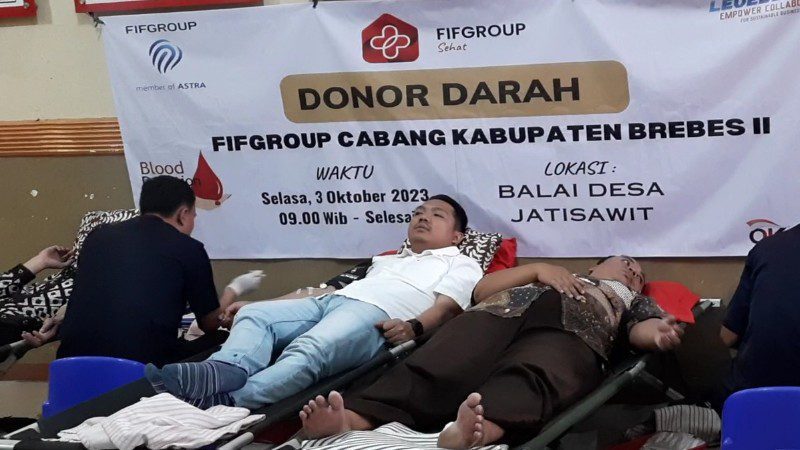 Kepala Cabang Kabupaten Brebes 2 FIF Grup Tomy Ferbandes ikut mendonorkan darahnya.