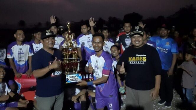 
					Kepala Desa Laren Arief Setiawan SE menyerahkan hadiah kepada juara 1 turnamen sepakbola Watujaran Cup 2. Foto: Yudhi Prasetyo/Portal Pantura.ac