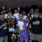 Kepala Desa Laren Arief Setiawan SE menyerahkan hadiah kepada juara 1 turnamen sepakbola Watujaran Cup 2. Foto: Yudhi Prasetyo/Portal Pantura.ac