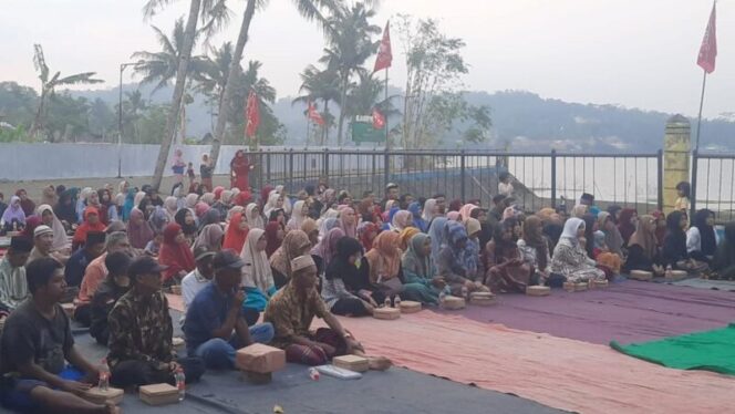 
					Doa bersama warga brebes selatan jelang putusam mk.