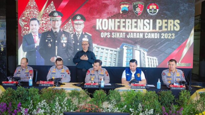 
					Polda Jateng menggelar konferenso pers hasil Operasi Sikat Candi 2023 Loby Mapolda Jateng pada hari Rabu, (4/10/2023).. Foto: dok. Bidhumas Polda Jateng.