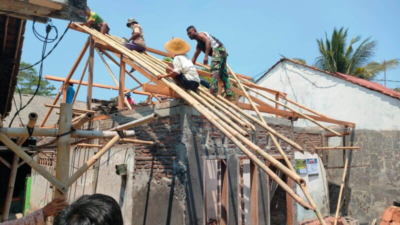 Pembongkaran atap rumah milik warga Desa Kaliloka,Kecamatan Sirapog, Brebes yang akan direhab dalam program rehab RTLH pada TMMD Reguler 2023.