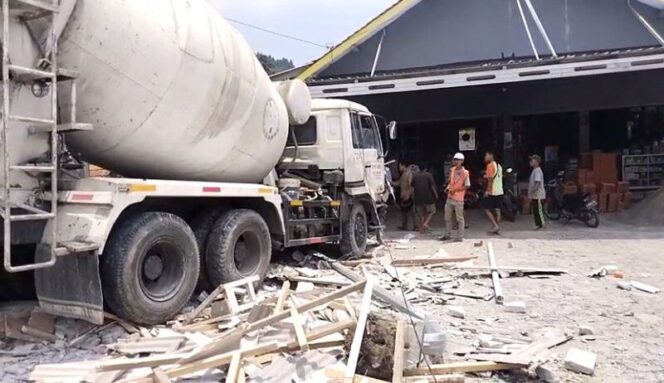 
					Kondisi truk molen pasca mengalami rem blong di Jalan Raya Kretek - Kaligua, Senin (16/10/2023). Foto: Istimewa.