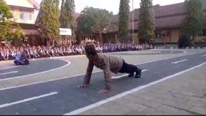 
					Polsek Bulakamba Polres Brebes gencar sosialisasi penerimaan calon anggota Polri di sekolah-sekolah tingkat atas yang ada di wilayahnya.