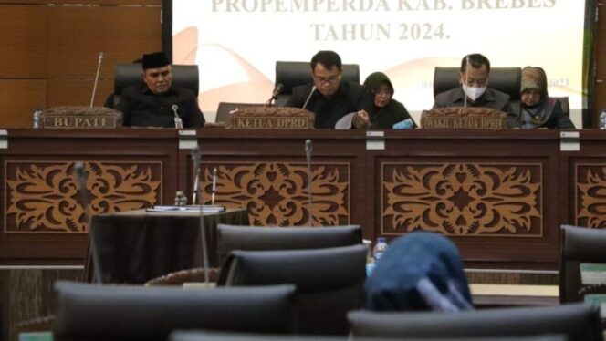 
					DPRD Brebes di tahun 2024 akan membahas 13 Raperda, salah satunya yakni revisi RTRW dan perlindungan TKI.