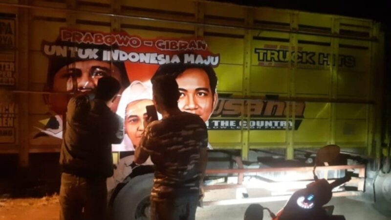 Supir truk di Tegal pasangi bodi kendaraan mereka dengan gambar Prabowo Subiyanto dan Gibran Rakabuming Raka. Pemasangan ini sebagai bentuk dukungan kepada mereka.