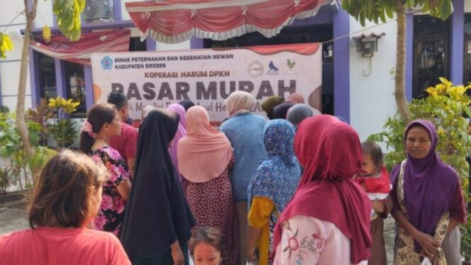 
					Warga Brebes menyerbu pasar murah yang diadakan oleh Koperasi Harum Dinas Peternakan dan Kesehatan Hewan (DPKH) Kabupaten Brebes.