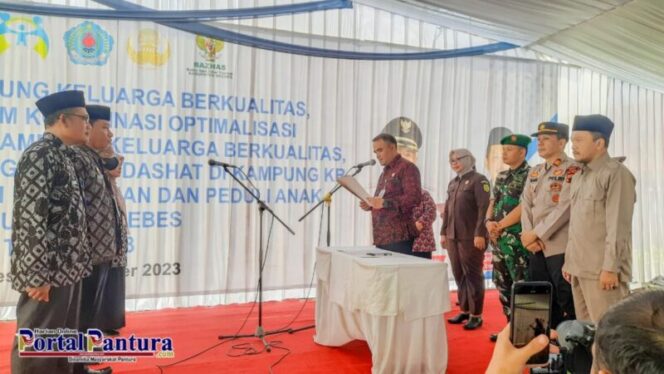 
					Pj Bupati Brebes Urip Suhabudin SH MH mengukuhkan Tim Koordinasi Optimalisasi Kampung Keluarga Berkualitas. Foto: Portal Pantura/Yudhi Prasetyo.