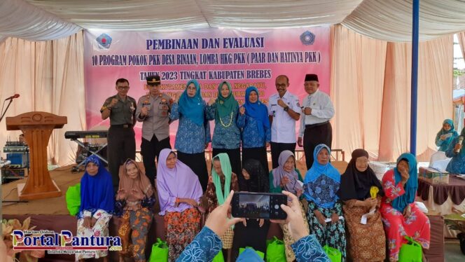 
					TP PKK Kabupaten Brebes foto bersama dengan warga penerima bantuan sembako didampingi forkopincam Tonjong. Foto: Portal Pantura/Yudhi Prasetyo.