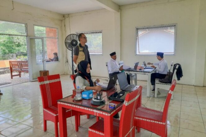 
					Camat Bumiayu, Brebes, Cecep Aji Suganda meninjau pelaksanaan tes calon perangkat Desa Laren.(Foto: Portal Pantura/Yudhi Prasetyo)