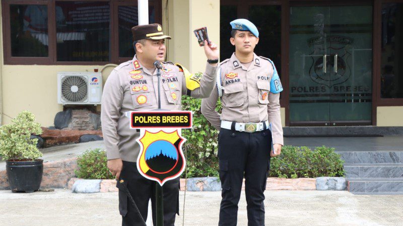 Netralitas anggota Polri dituangkan dalam buku saku. Foto: dok. Humas Polres Brebes.