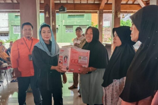 
					Anggota DPR RI Paramitha Salurkan Rice Cooker Kepada Warga di Brebes Selatan