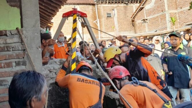 
					Diduga Akibat Depresi Ditinggal Ibu, Warga di Kecamatan Bumiayu Nekat Ceburkan Diri ke Sumur