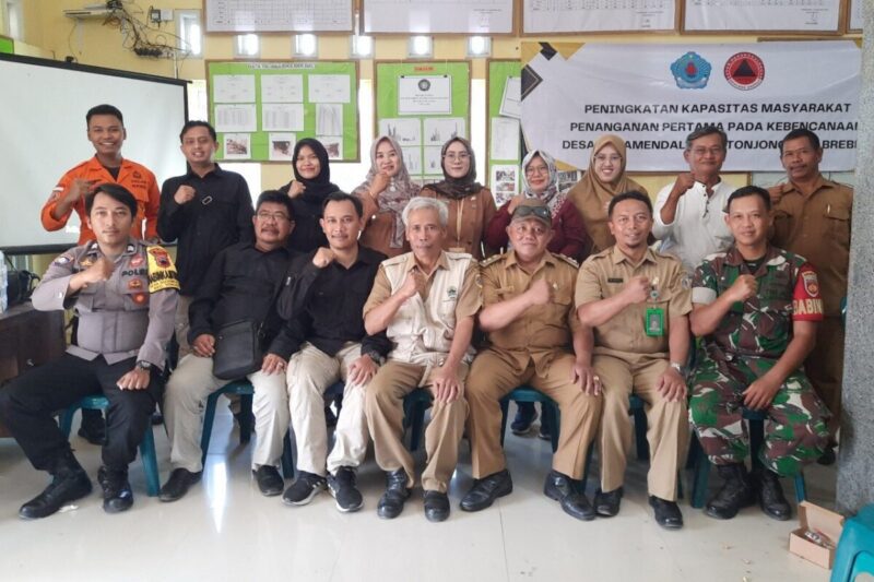 Foto bersama peserta peningkatan kapasitas bersama Pemdes Kutamendala dan BPBD Kabupaten Brebes usai acara di balai desa setempat, Senin (11/12/2023). (Foto:Portal Pantura/Yudhi Prasetyo).