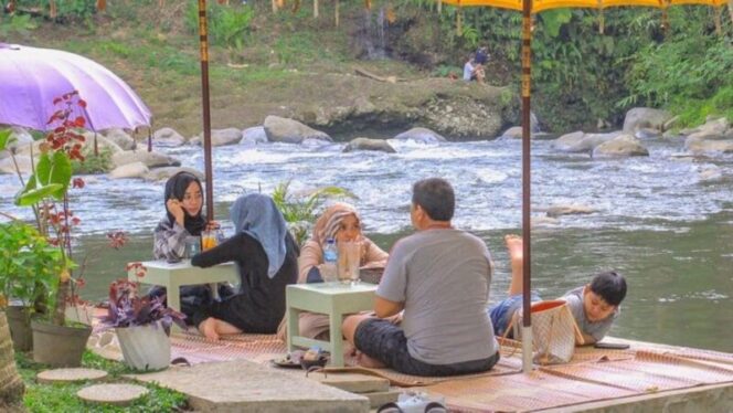 
					Suasana berbeda dengan makan di pinggir sungai dan outdoor di kafe Penak Mawon Baturraden, Purwokerto. (Instagram @penakmawon)