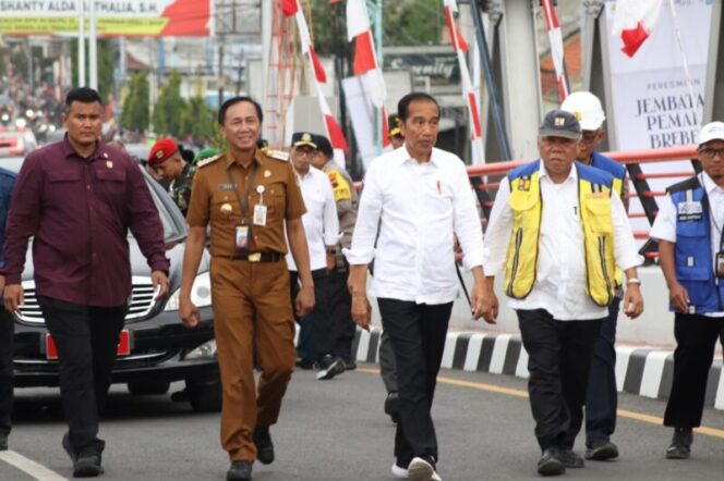 
					Masyarakat Antusias Sambut Jokowi di Brebes