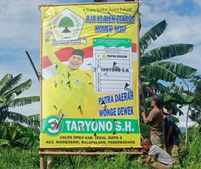 
					NYALEG Dari Partai Golkar Taryono Mantan Kades Ajak Masyarakat Desa Dukuhtengah Tegal Wujudkan Pemilu Damai 2024