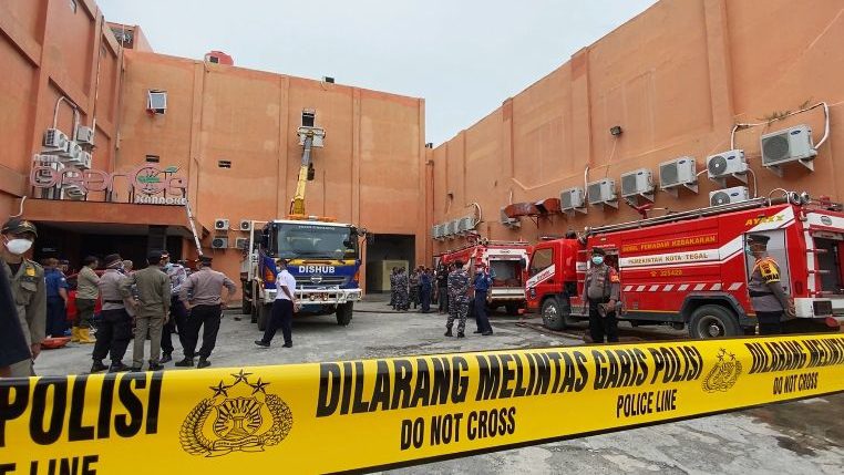 Garis polisi dipasang di lokasi kebakaran Orange Karaoke Tegal.