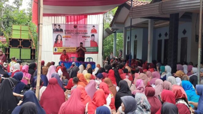 
					Di Tengah Hujan, Warga Desa Pakujati Tetap Semangat Ikuti Kampanye Caleg Ferry Anggriyanto