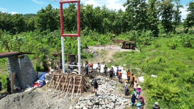 
					Tiang Pancang Jembatan Wadasgumantung Dipasang