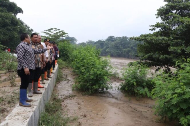 
					Brebes Dikepung Banjir, Gubernur Turun Tangan