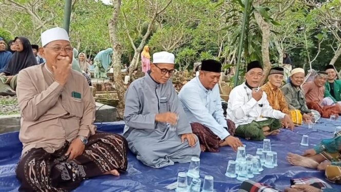 
					Jelang Ramadhan Warga Desa Laren Ziarah Kubur Massal