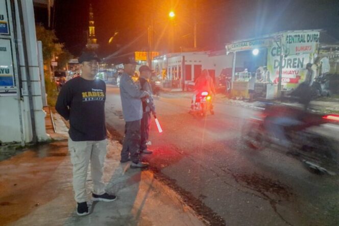 
					Kades Laren Arief Setiawan, SE terjun langsung memantau situasi malam takbiran di desanya bersama Linmas. (Foto: Yudhi Prasetyo/Portal Pantura)