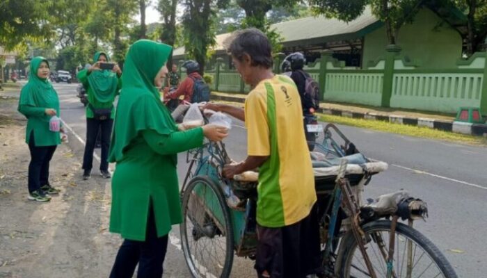 Peduli Ramadan Jajaran Persit KCK Brigif 4 Dewa Ratna Bagikan Tajil Gratis Selama Bulan Suci Ramadan 1445 Hijriah