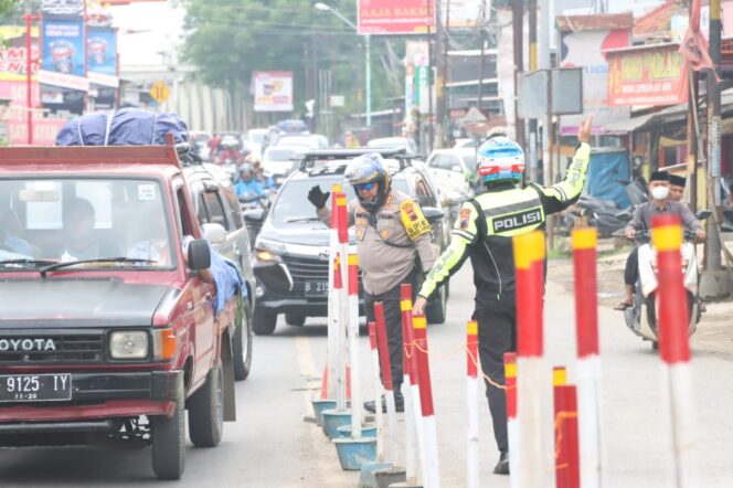 
					Exit Tol Brebes Menuju Purwokerto Padat, Polisi Berlakukan One Way Lokal