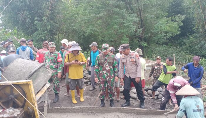 Gotong Royong Bangun Akses Jembatan Sepanjang 65 Meter Upaya Polres Tegal Dukung Program Karya TNI