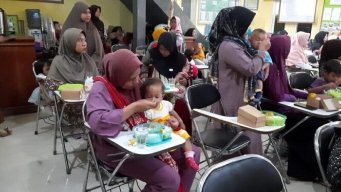 
					Balita Stunting dan Ibu Hamil KEK di Desa Kutamendala Makan Bersama dengan Nyonya Pj Bupati Brebes